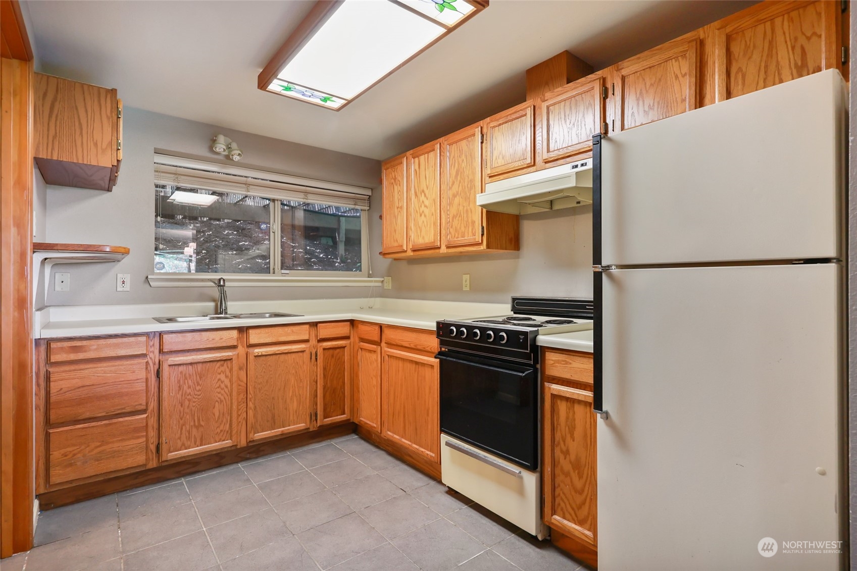 13835 17th Avenue Southwest Burien, WA 98166 - Photo 25 of 33 a kitchen with granite countertop a refrigerator and a sink