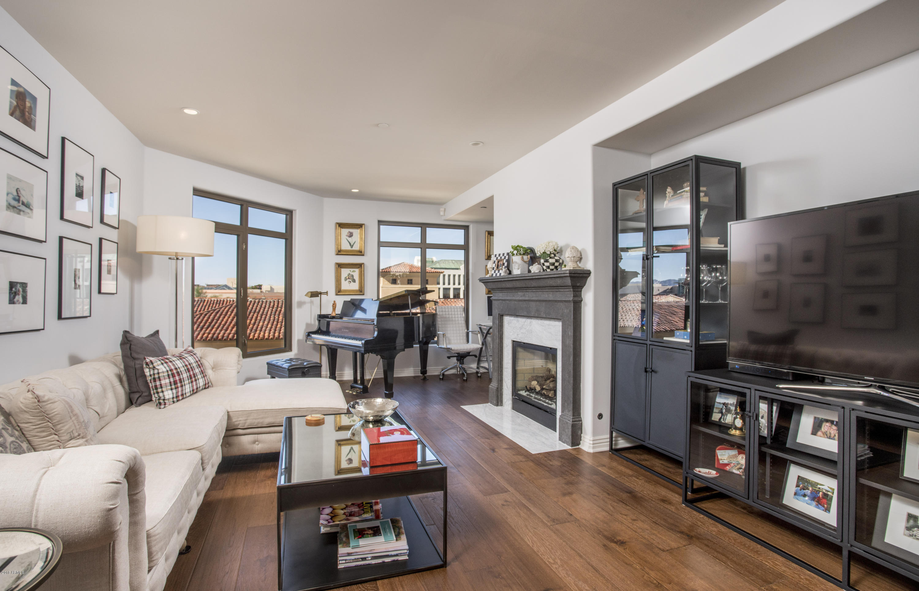 LIVING ROOM WITH VIEWS