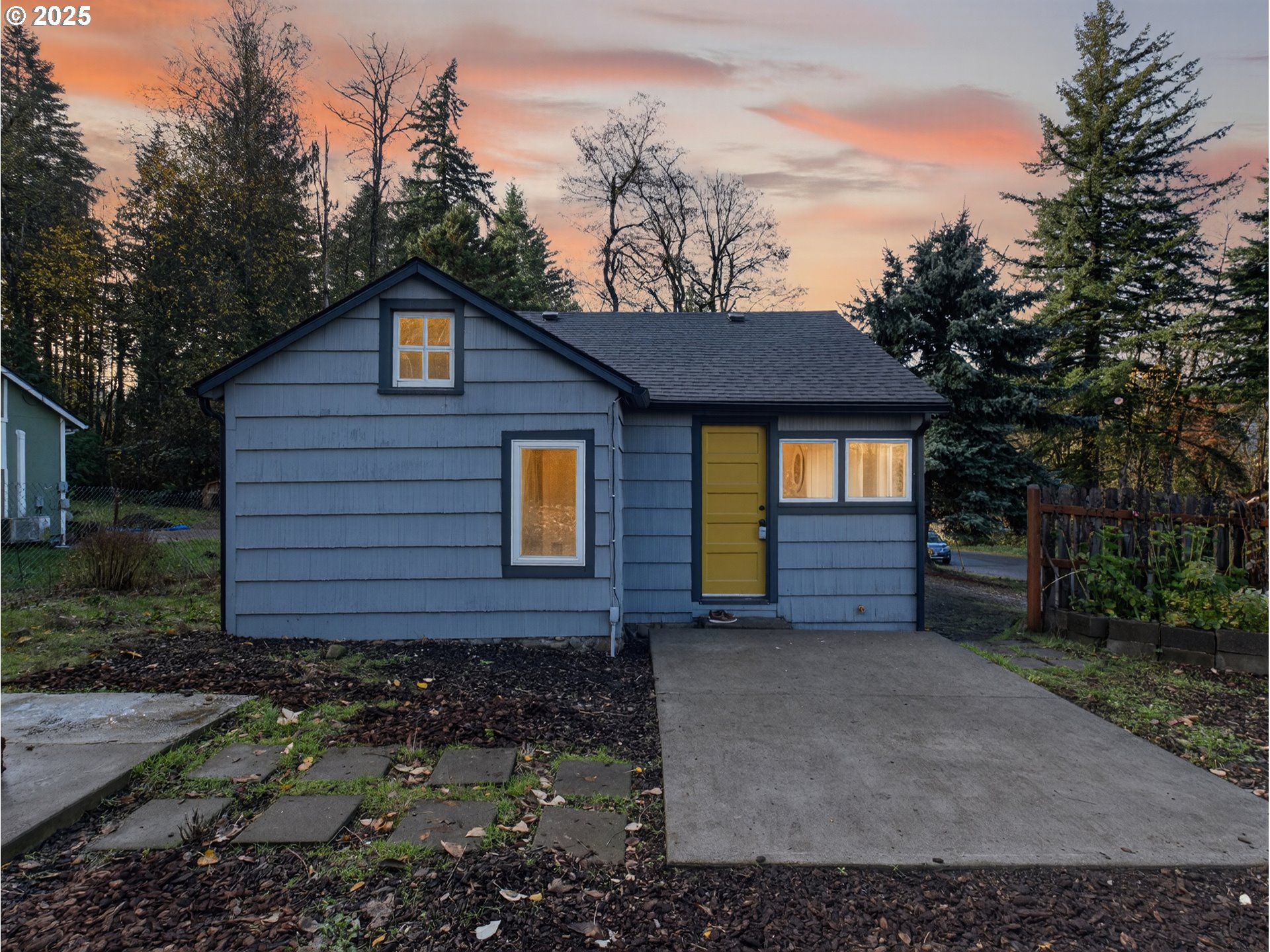 900 Southwest Sadie B Avenue Cascade Locks, OR 97014 - Photo 20 of 29 a front view of a house with garden