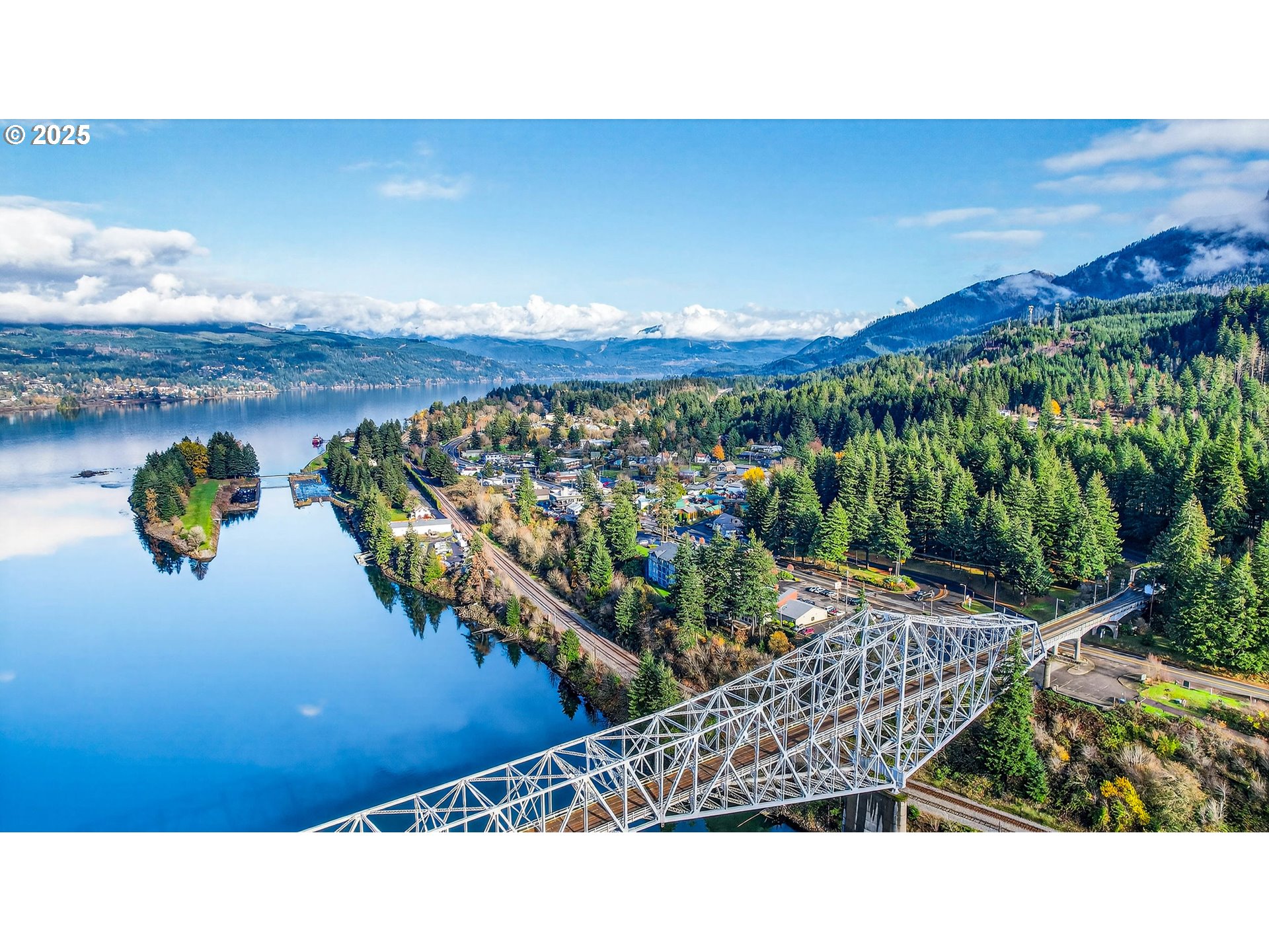 900 Southwest Sadie B Avenue Cascade Locks, OR 97014 - Photo 5 of 29 a black and white photo of a living room