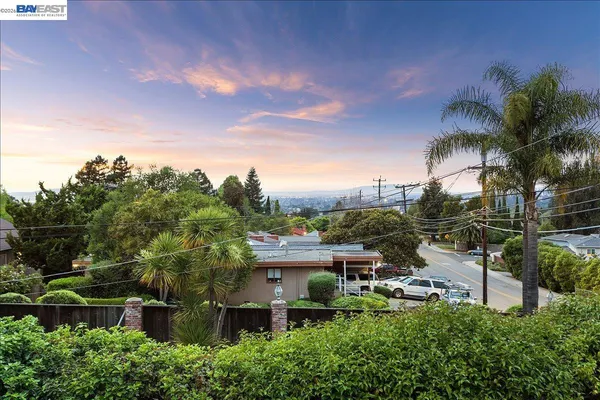 $938,000 | 24805 Canyon View Court, Hayward, CA 94541