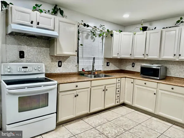 $2,550 | 8402 Jinetes Court, Alexandria, VA 22309