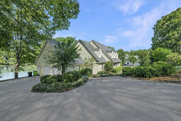 $609,900 | 317 East Killarney Lake, Moore, SC 29369