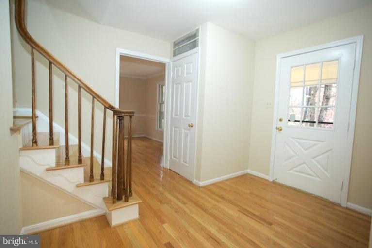10711 Cross School Road Reston, VA 20191 - Photo 9 of 22 Entrance / Foyer