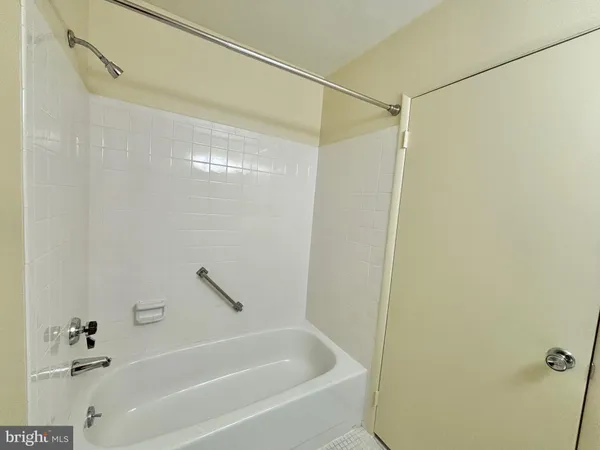 $2,100 | 15316 Pine Orchard Drive, Unit 823H, Silver Spring, MD 20906