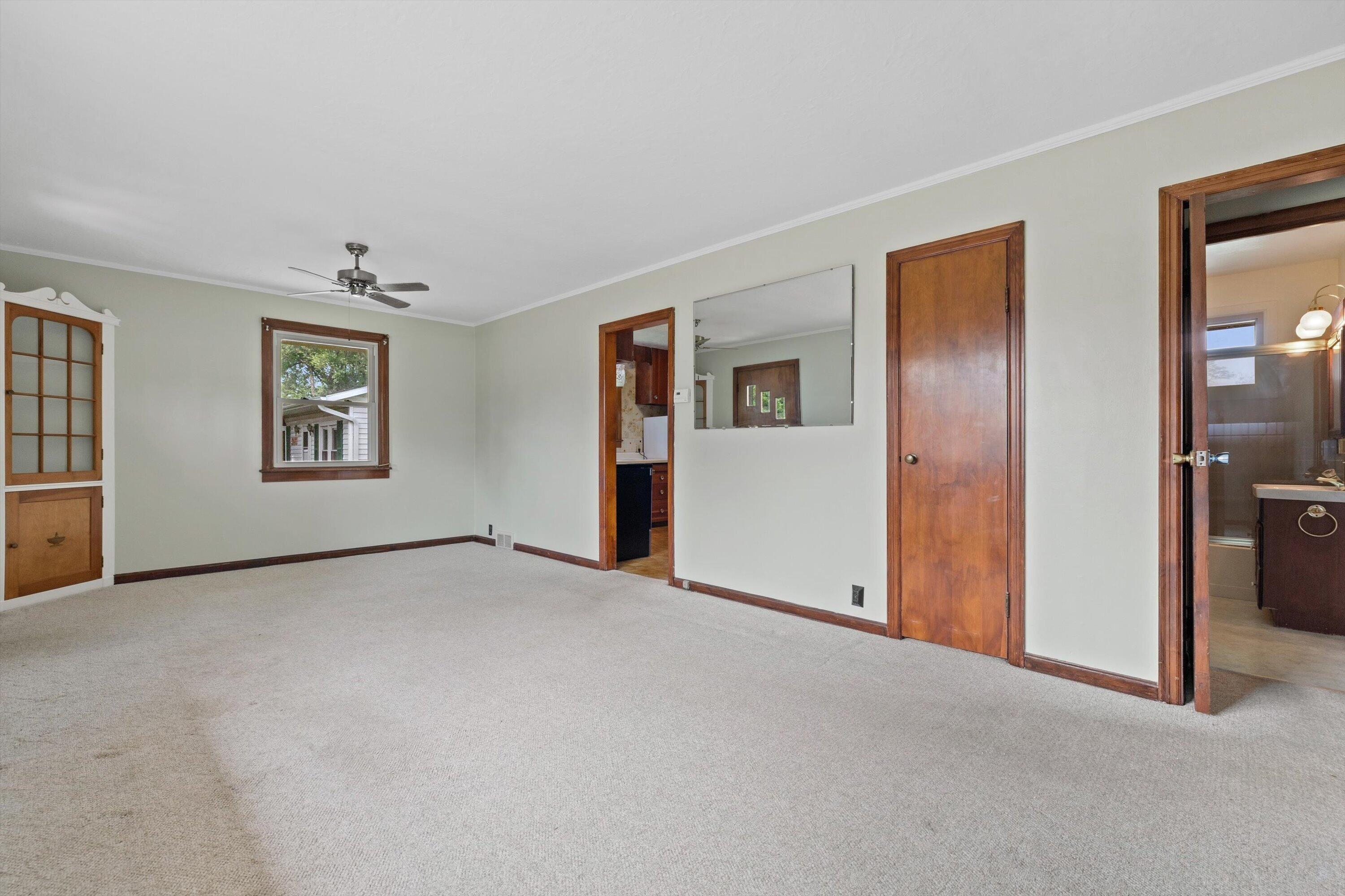 3316 3 Mile Road Caledonia, WI 53404 - Photo 2 of 31 Living room