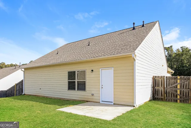 a view of a house with backyard