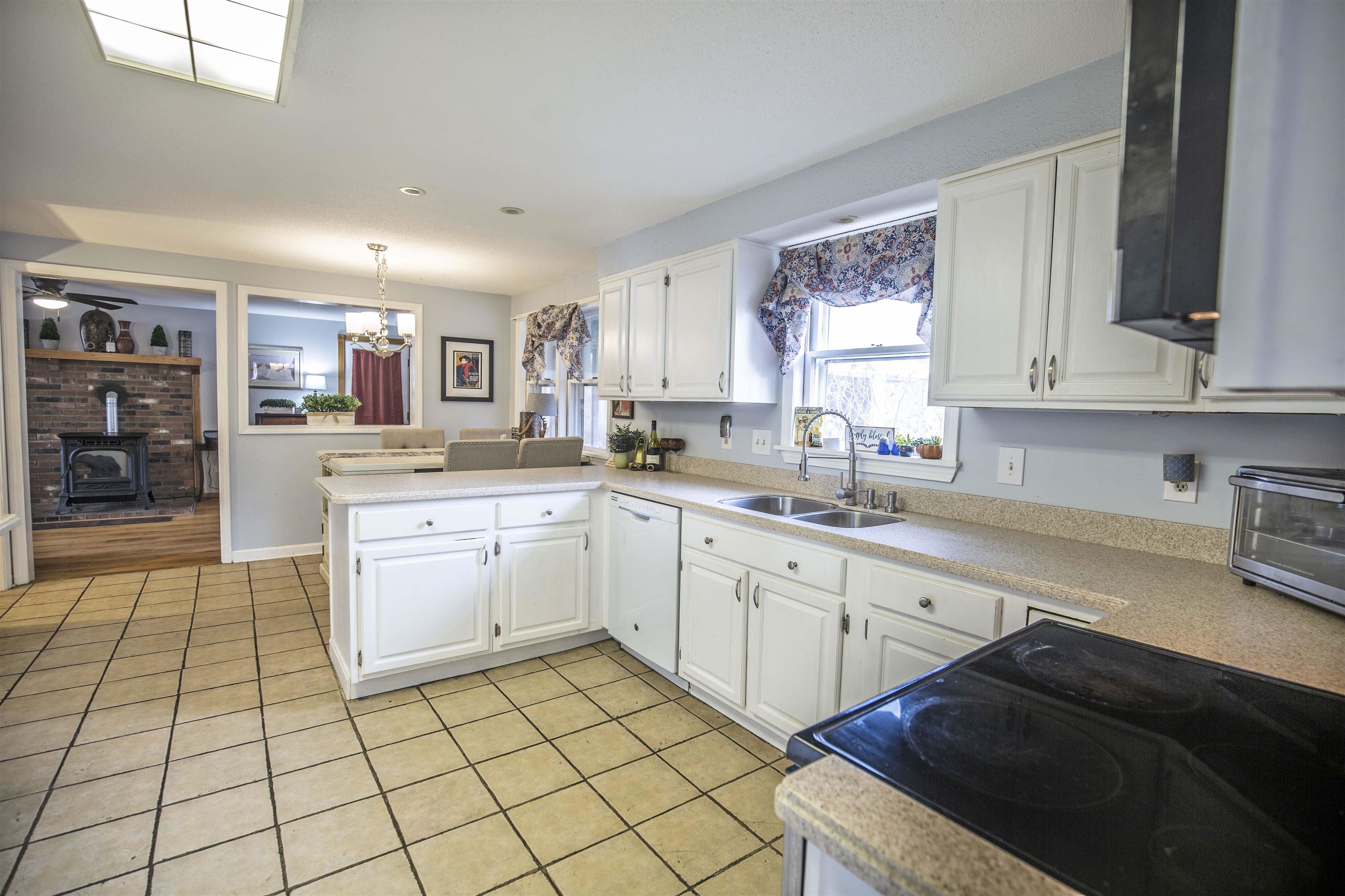 52 Hardy Road Londonderry, NH 03053 - Photo 5 of 40