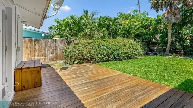 a view of a house with backyard and garden