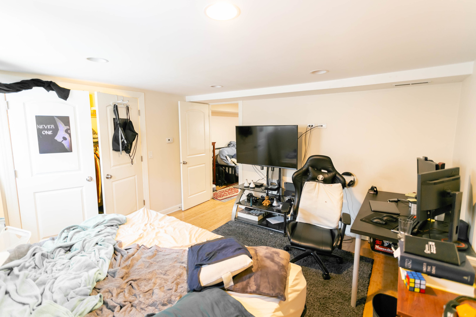 1623 West Huron Street, Unit 1R Chicago, IL 60622 - Photo 5 of 8 a bedroom with a workspace