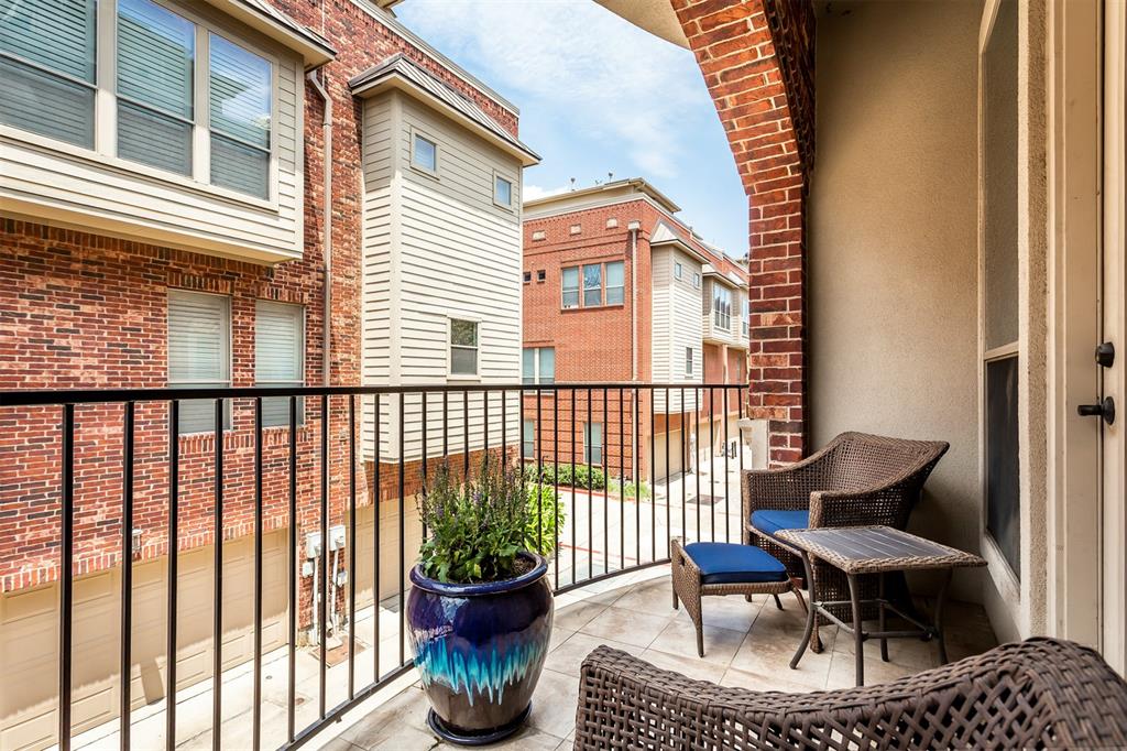 2226 City Market Lane Dallas, TX 75201 - Photo 10 of 40 a building outdoor space with patio furniture and potted plants