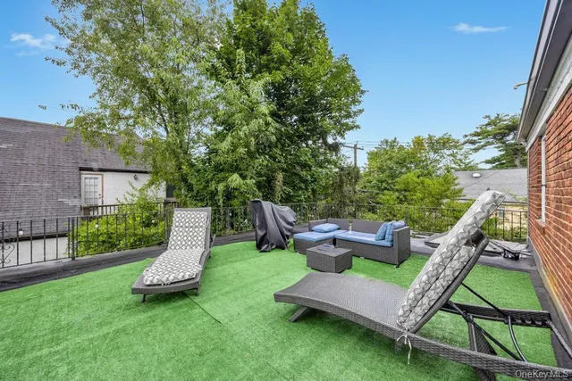 $1,999,000 | 103 Old Mill Road, Great Neck, NY 11023