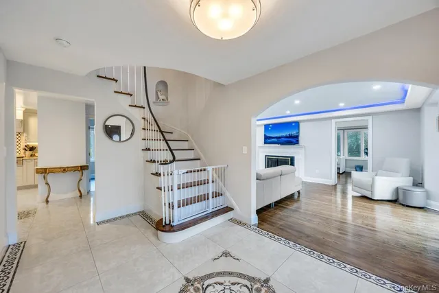 $1,999,000 | 103 Old Mill Road, Great Neck, NY 11023