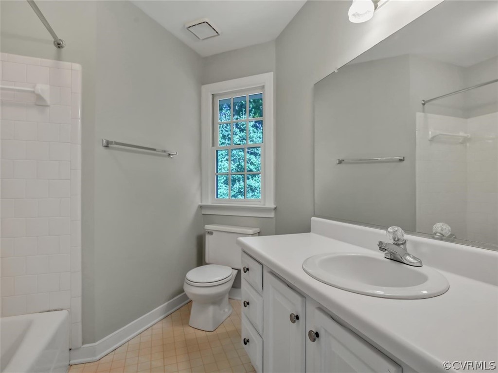 5715 Sandstone Ridge Road Midlothian, VA 23112 - Photo 31 of 39 Full hall bath.