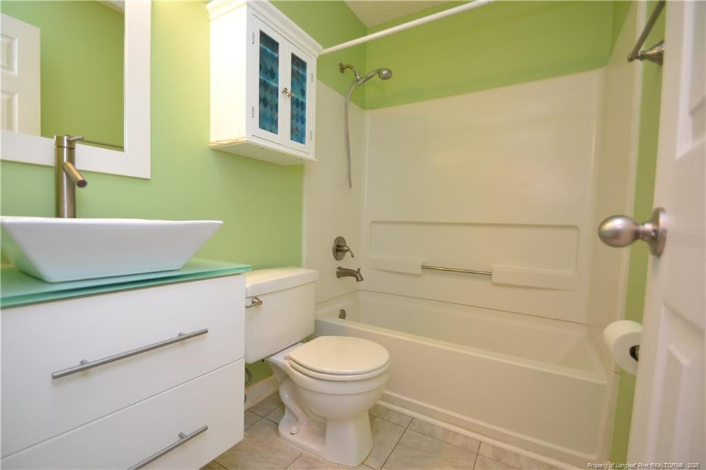 6061 Epping Forest Drive Raleigh, NC 27613 - Photo 20 of 37 a bathroom with a toilet a sink and bathtub