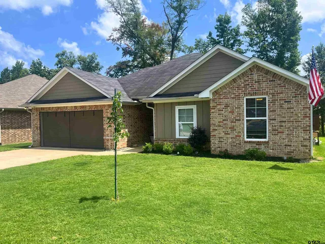 a house that is sitting in the grass