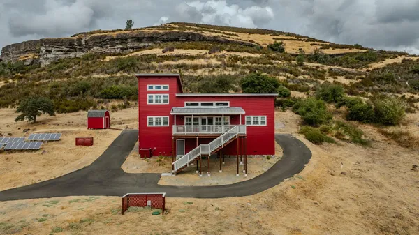 a view of a house with a yard