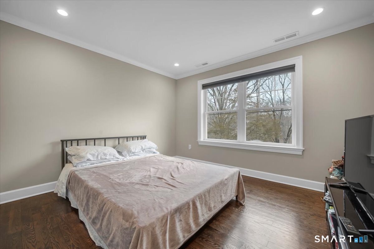 1049 Stillwater Road Stamford, CT 06902 - Photo 17 of 32