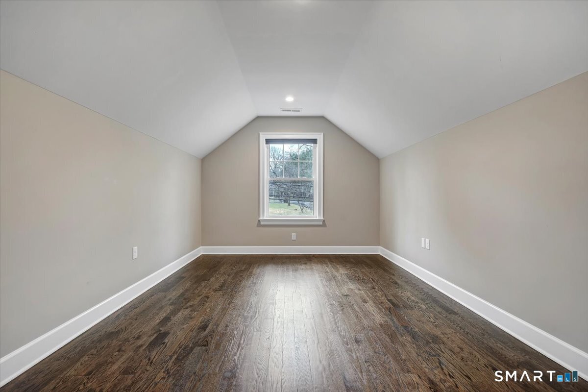 1049 Stillwater Road Stamford, CT 06902 - Photo 20 of 32