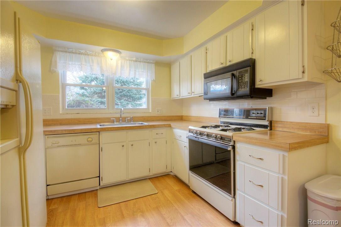 46675 Maidstone Road Canton, MI 48187 - Photo 8 of 41 9 Kit.jpg
