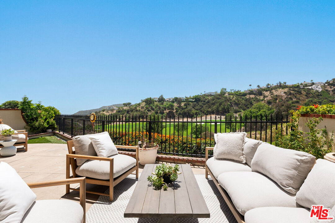 2125 Ridge Drive Los Angeles, CA 90049 - Photo 27 of 32