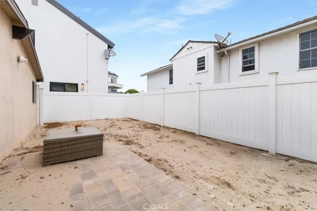 a picture of a wall with a white and white wall