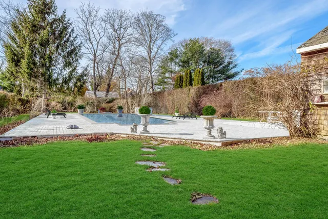 a view of a fountain in front of a house