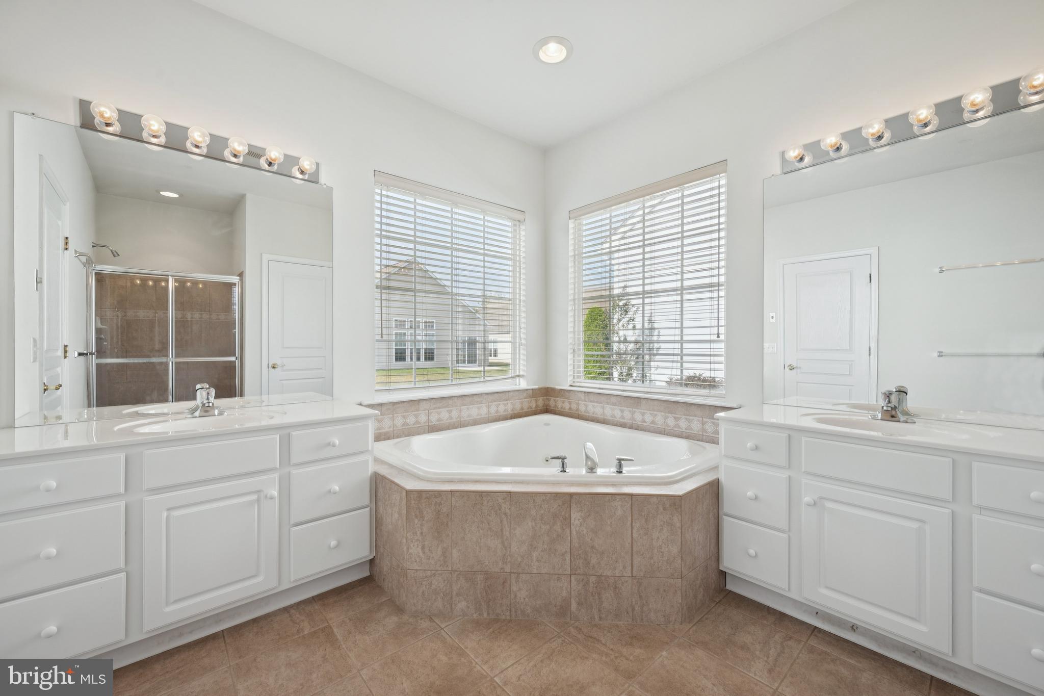 28 Shipps Way Delanco, NJ 08075 - Photo 18 of 28 Primary Bath with jetted tub