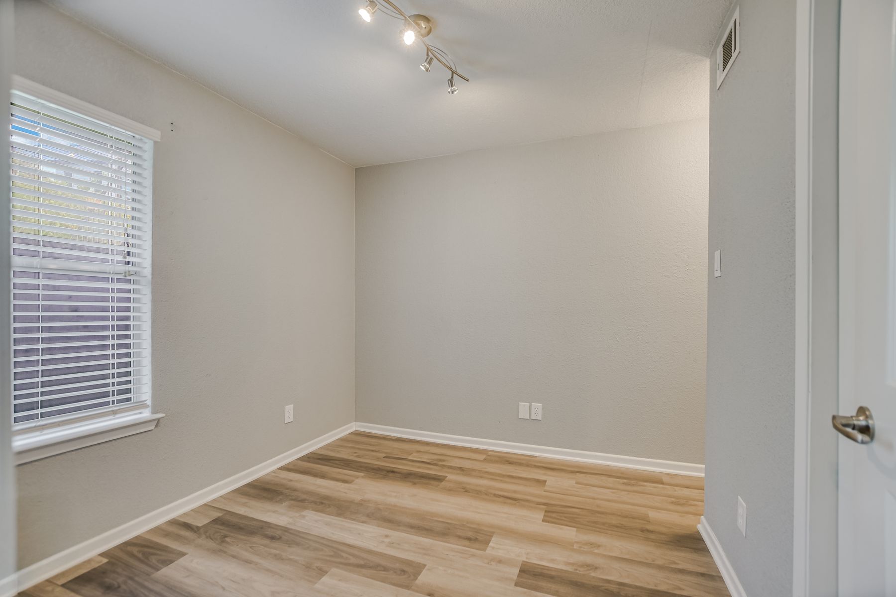3204 Menchaca Road, Unit 313 Austin, TX 78704 - Photo 9 of 18 Gallery Image 9