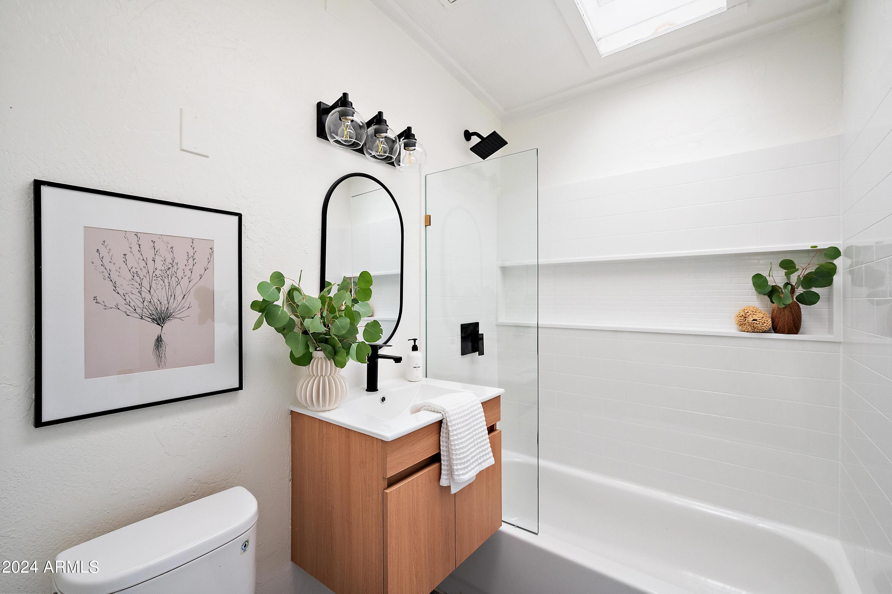 401 South Robert Road Tempe, AZ 85281 - Photo 19 of 35 a bathroom with a tub sink and mirror