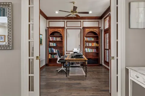 a view of a livingroom with furniture and entryway