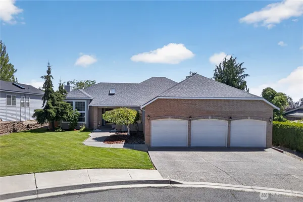 $570,000 | 213 South 78th Avenue, Yakima, WA 98908