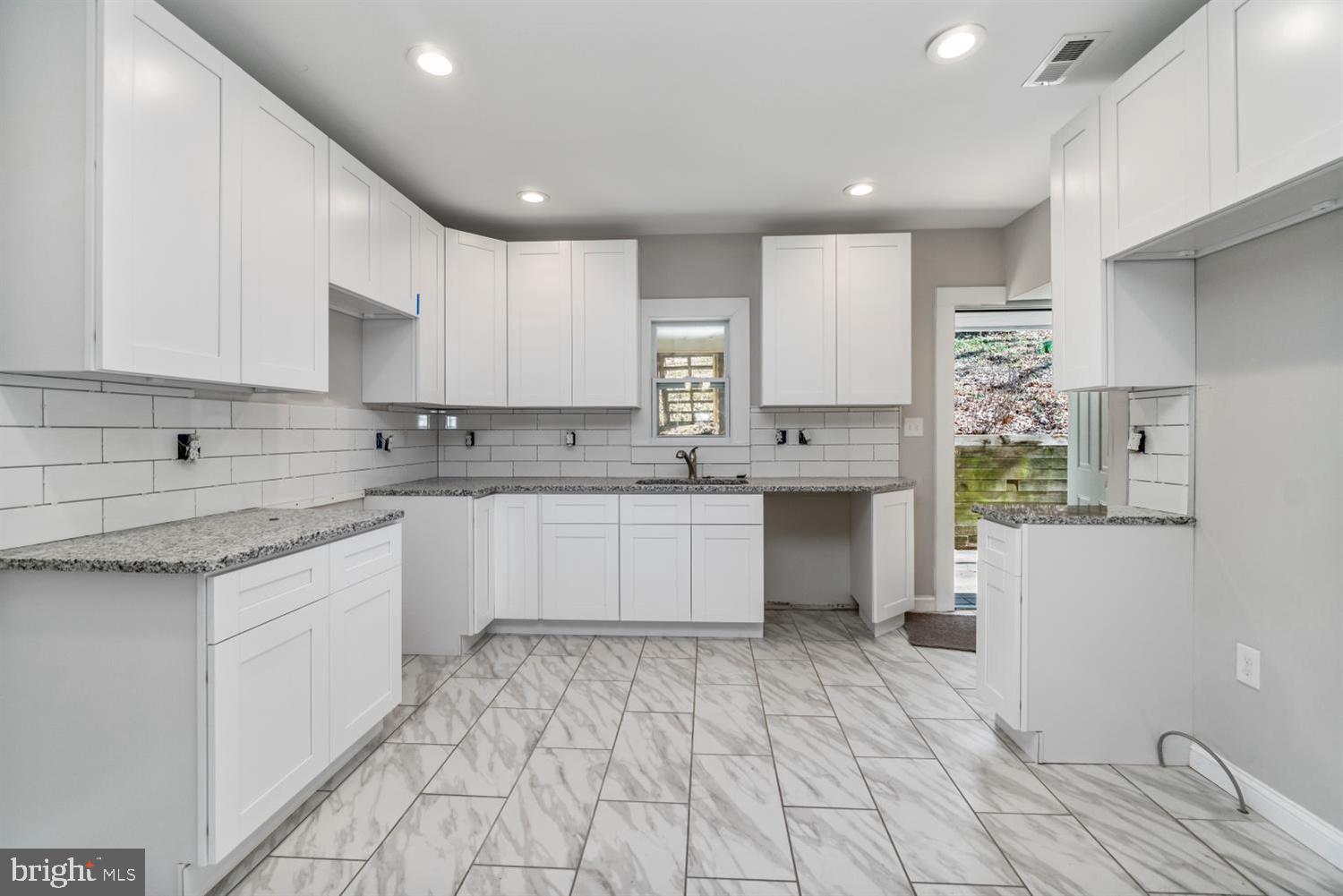 5409 Falls Rd Terrace Baltimore, MD 21210 - Photo 14 of 37