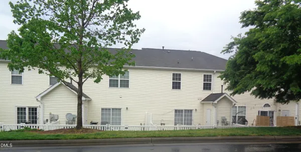 a view of house with a yard