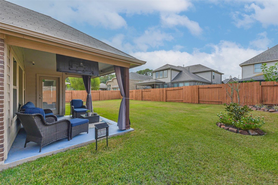 9622 Invergarry Way Tomball, TX 77375 - Photo 30 of 32 a view of a house with backyard and porch