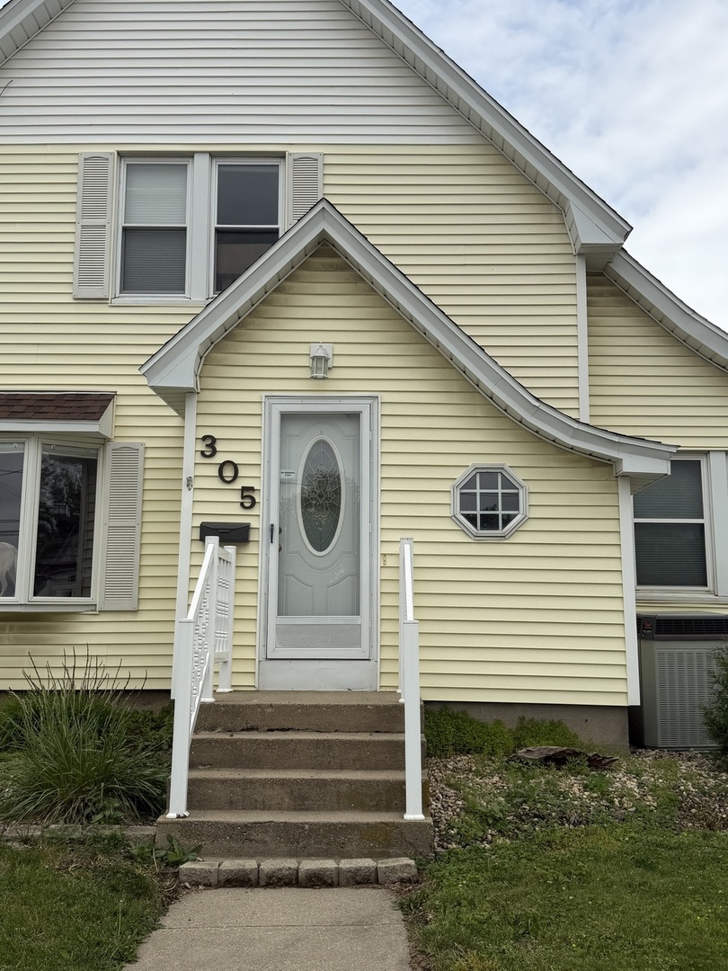 305 South Clinton Street Morrison, IL 61270 - Photo 2 of 20