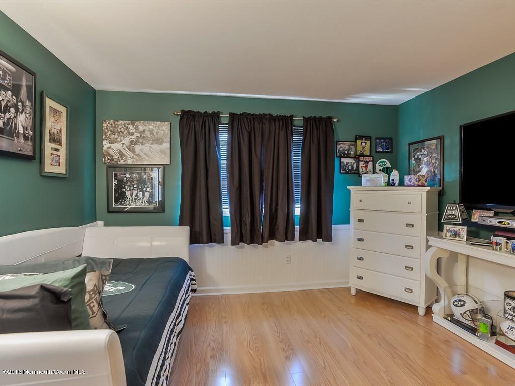 22 Tanglewood Road Middletown, NJ 07748 - Photo 20 of 36 021_Den