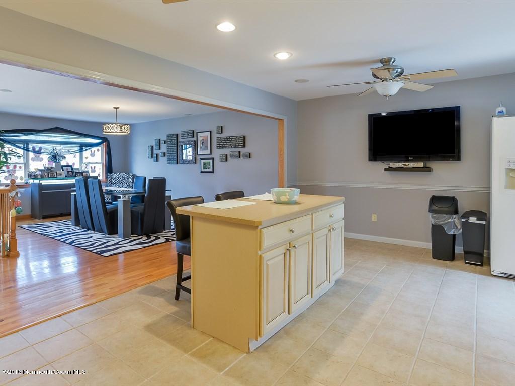 22 Tanglewood Road Middletown, NJ 07748 - Photo 8 of 36 009_Kitchen