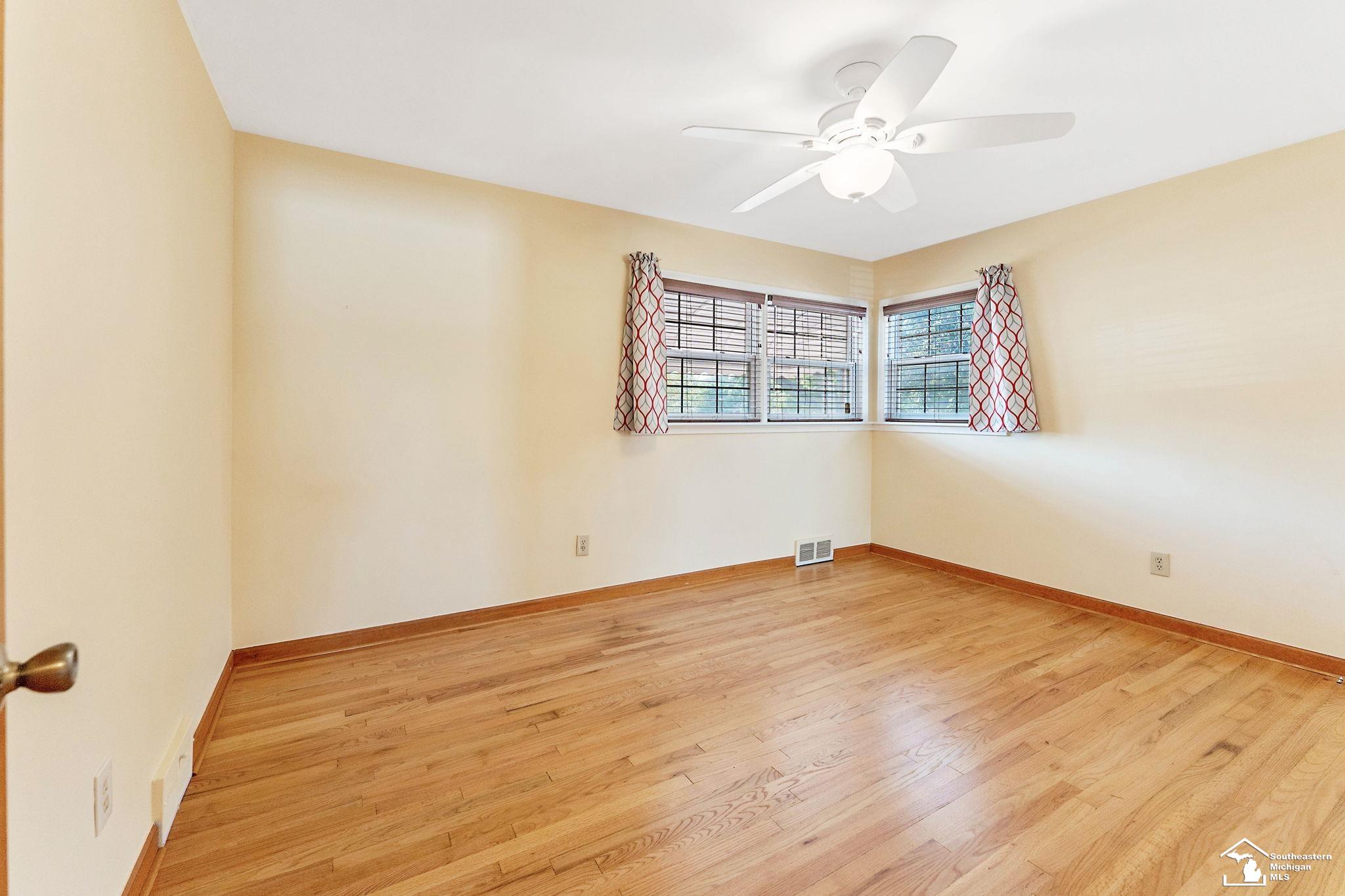 15818 Wick Road Allen Park, MI 48101 - Photo 15 of 30 50093414-14.JPG