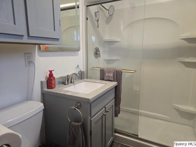 710 Country Lane Carthage, IL 62321 - Photo 17 of 31 a bathroom with a sink a vanity and a shower