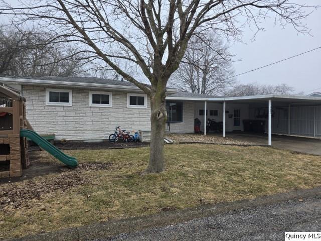 710 Country Lane Carthage, IL 62321 - Photo 24 of 31 a front view of a house with garden