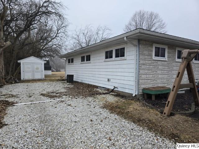 710 Country Lane Carthage, IL 62321 - Photo 27 of 31 a backyard of a house