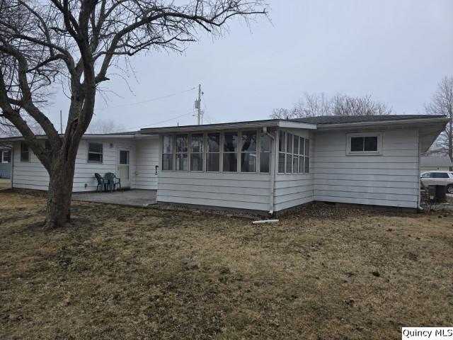 710 Country Lane Carthage, IL 62321 - Photo 28 of 31 a view of a house with a yard