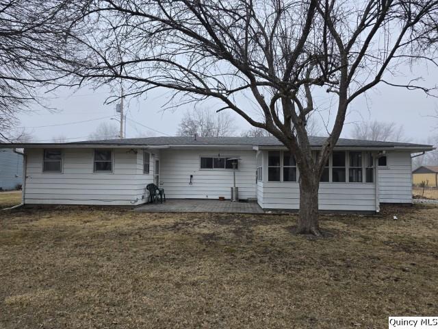710 Country Lane Carthage, IL 62321 - Photo 29 of 31 a front view of a house with a garden