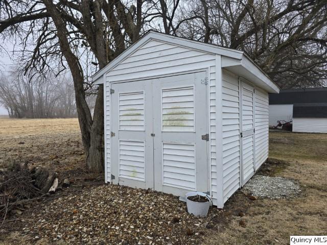 710 Country Lane Carthage, IL 62321 - Photo 31 of 31 a view of a small house with a yard