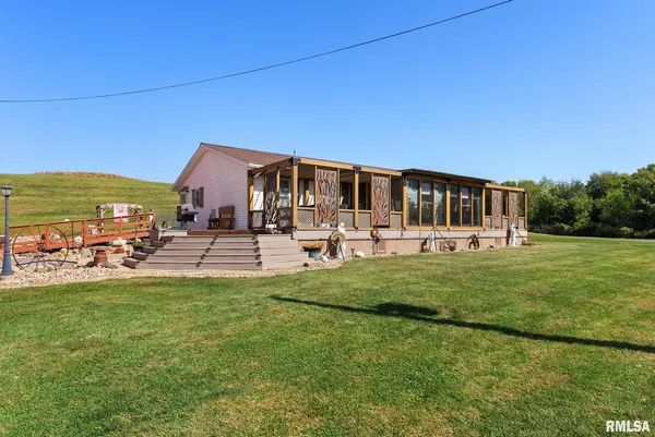 $399,999 | 1422 McCloud Road, Aledo, IL 61231