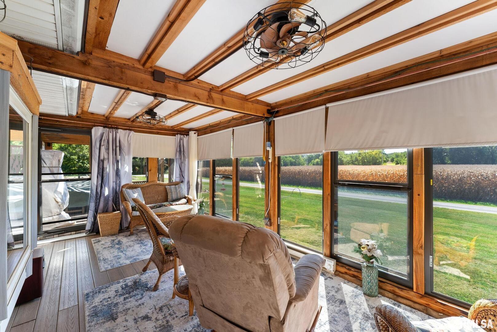 1422 McCloud Road Aledo, IL 61231 - Photo 16 of 44 a living room with hardwood floor