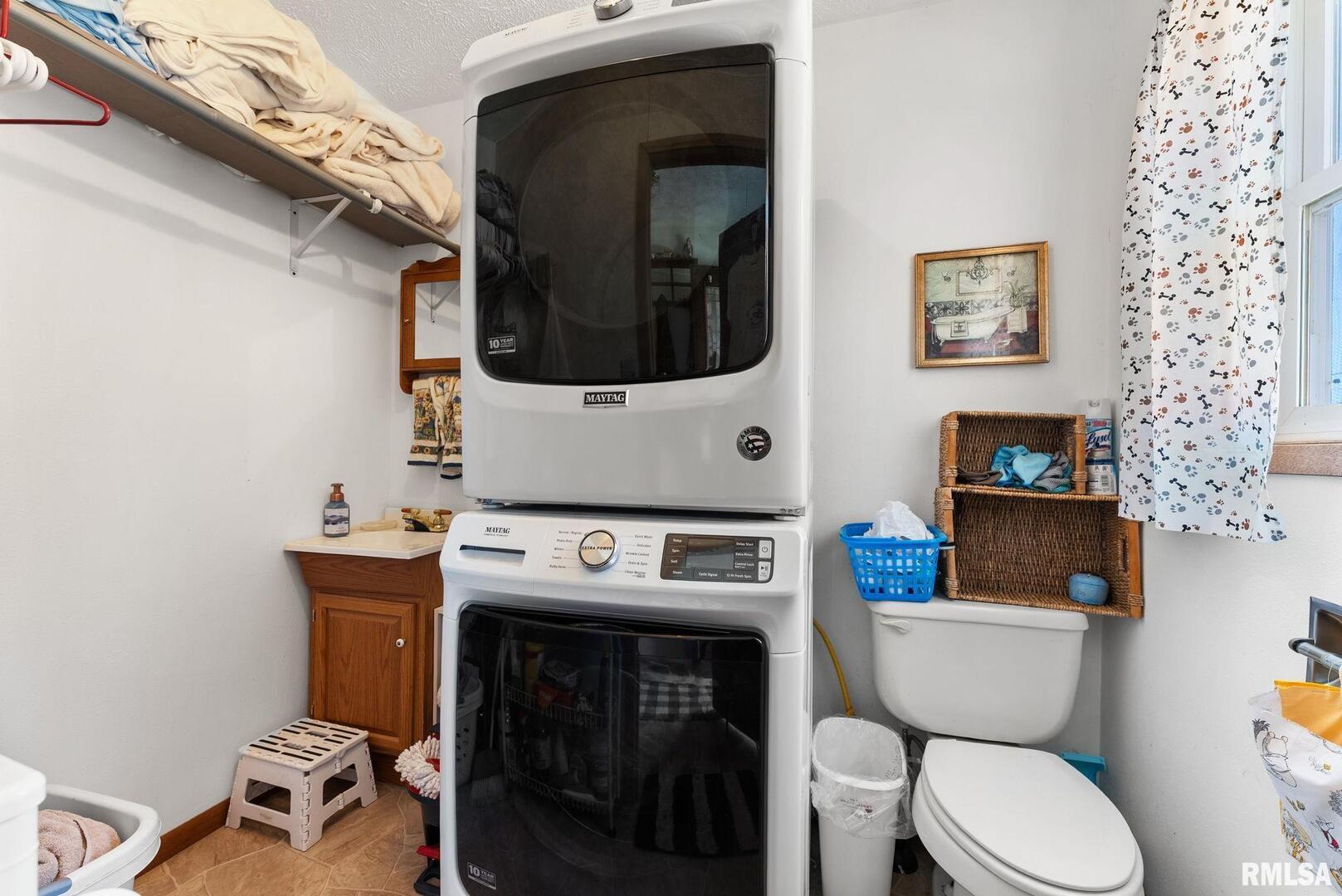 1422 McCloud Road Aledo, IL 61231 - Photo 21 of 44 a bathroom with a toilet a sink and a mirror