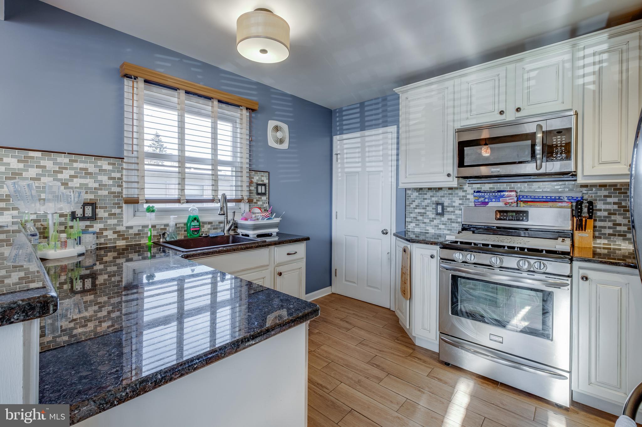 1037 Surrey Road Philadelphia, PA 19115 - Photo 11 of 37