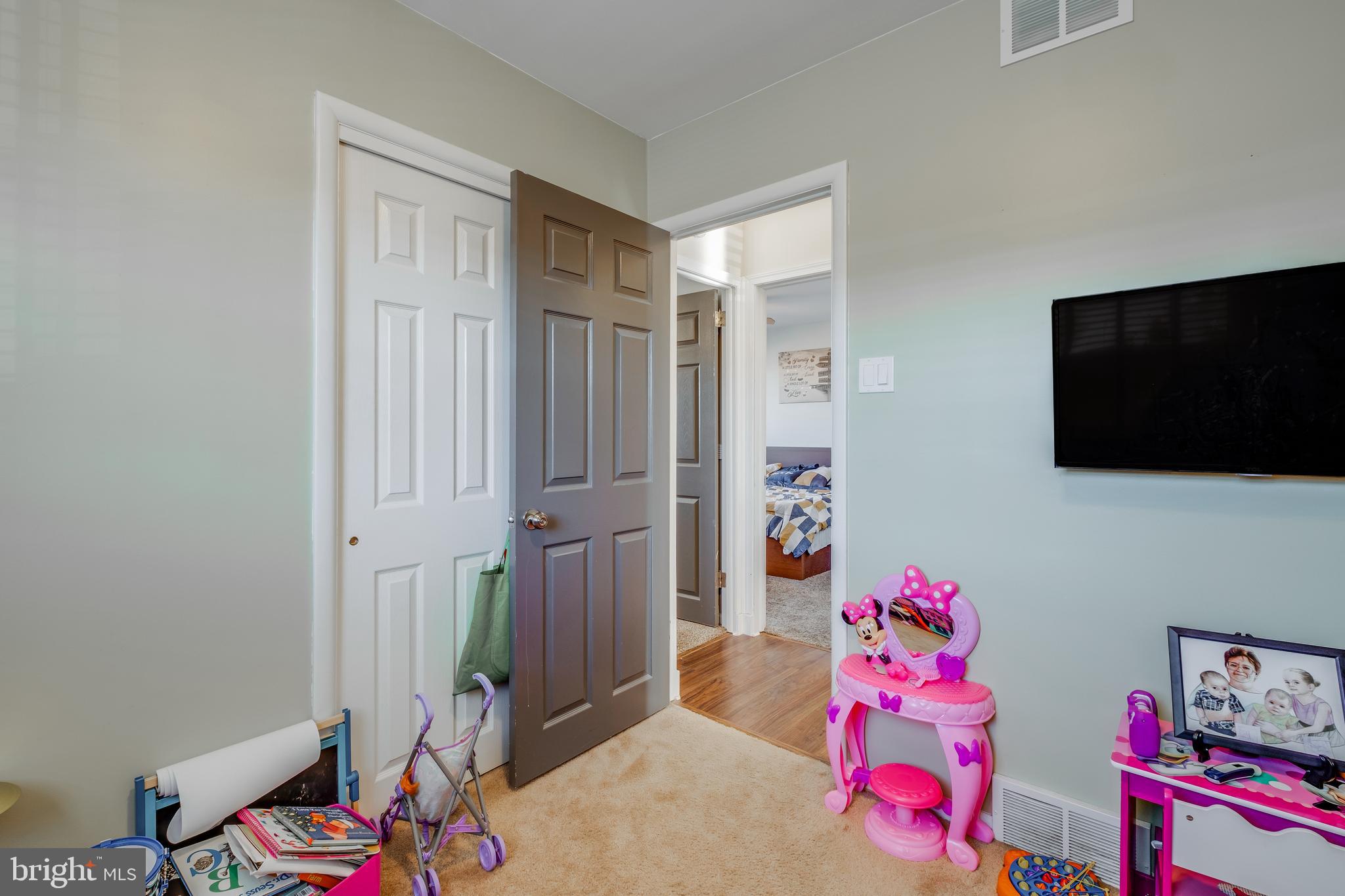 1037 Surrey Road Philadelphia, PA 19115 - Photo 18 of 37